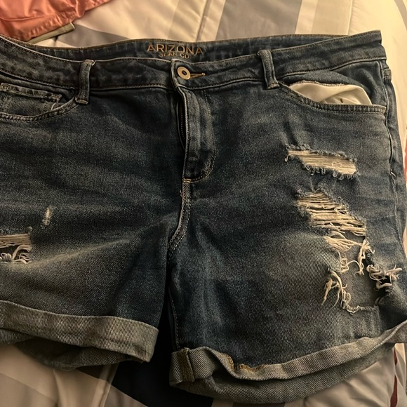 Slightly used juniors girls size 17 Arizona jeans shorts. From a smoke free home - Picture 1 of 5